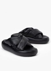 Klapki damskie INUIKII BUBBLE STRAP. Czarne klapki damskie Inuikii, bez wzorów, bez obcasa. Za 1,006.99 zł.