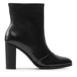 Botki Simple. Czarne botki damskie Simple, bez obcasa, na słupku, bez zapięcia. Za 469.99 zł.