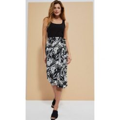 Spódnica z roślinnym nadrukiem czarna. Czarne spódniczki damskie MOODO, xs, bez wzorów, z gumy, ołówkowe. W wyprzedaży za 32.99 zł.