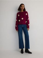 Sweter z ozdobnymi aplikacjami - intensywny róż. Czerwone swetry klasyczne damskie Reserved, l, z dzianiny, bez kołnierzyka. W wyprzedaży za 119.99 zł.