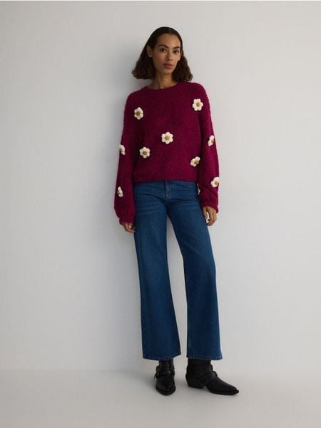 Sweter z ozdobnymi aplikacjami - intensywny róż. Czerwone swetry klasyczne damskie Reserved, l, z dzianiny, bez kołnierzyka. W wyprzedaży za 119.99 zł.