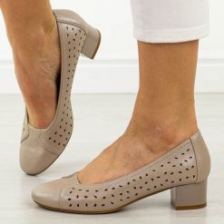 Beżowe czółenka damskie ażurowe na obcasie Potocki 12094. Brązowe czółenka damskie POTOCKI, w ażurowe wzory, ze skóry, z okrągłym noskiem, bez obcasa, na obcasie. Za 179.00 zł.