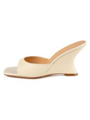 Loft37 Skórzane klapki w kolorze beżowym rozmiar: 37. Brązowe klapki damskie loft37, bez wzorów, bez obcasa, na koturnie. Za 304.99 zł.