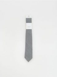 Krawat z dodatkiem lnu - granatowy. Niebieskie krawaty i muchy męskie Reserved, bez wzorów. Za 59.99 zł.