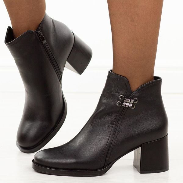 Czarne skórzane botki damskie na słupku Sergio Leone Bt25209S. Czarne botki damskie Sergio Leone, na jesień, z jeansu, biznesowe, z okrągłym noskiem, bez obcasa, na obcasie, bez zapięcia. W wyprzedaży za 269.10 zł.