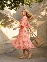 Sukienka midi z falbankami w kwiaty - wielobarwny. Sukienki damskie Sinsay, l, bez wzorów, bez kołnierzyka, bez ramiączek, midi. Za 59.99 zł.