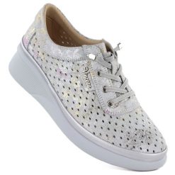 Skórzane półbuty damskie ażurowe na koturnie szare Vinceza 79603. Szare półbuty damskie VINCEZA, w ażurowe wzory, ze skóry, bez obcasa, na koturnie. Za 179.99 zł.