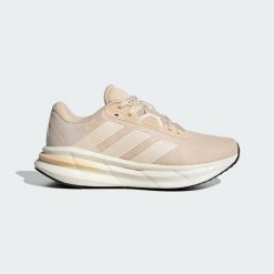Buty Galaxy 7 Running. Białe obuwie do biegania damskie Adidas. W wyprzedaży za 210.85 zł.