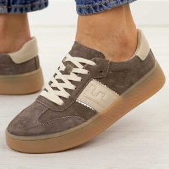 D. Brązowe skórzane półbuty damskie Filippo Dp7543/26. Brązowe półbuty damskie Filippo, bez wzorów, z jeansu, casualowe, z okrągłym noskiem, bez obcasa, na płaskiej podeszwie. Za 239.00 zł.