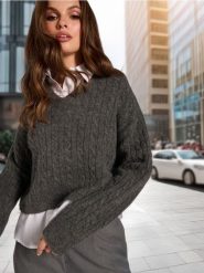 Sweter - szary. Szare swetry klasyczne damskie Sinsay, l, ze splotem, bez kołnierzyka. Za 69.99 zł.