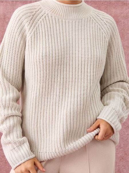 Sweter o grubym splocie - kremowy. Białe swetry klasyczne damskie Sinsay, l, ze splotem, bez kołnierzyka. Za 49.99 zł.