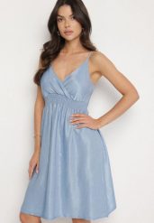 Jasnoniebieska Wiskozowa Sukienka o Rozkloszowanym Kroju z Kopertowym Dekoltem Liralune. Niebieskie sukienki damskie Born2be, m, bez wzorów, z wiskozy, eleganckie, bez kołnierzyka, bez ramiączek, mini, kopertowe. W wyprzedaży za 67.99 zł.