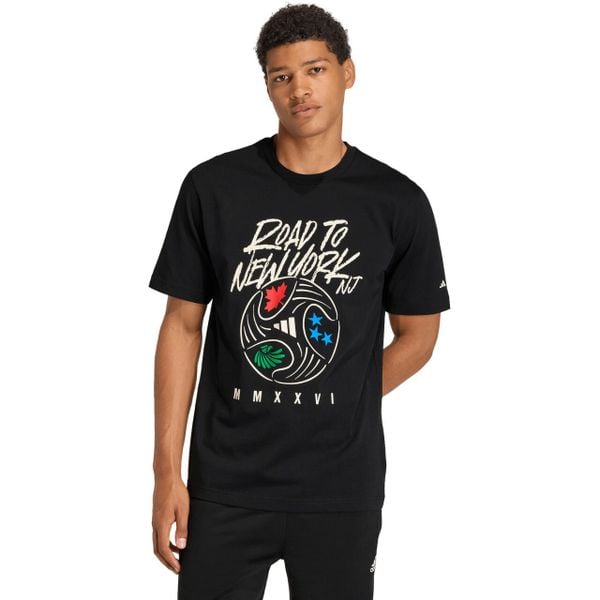 Koszulka męska adidas FIFA World Cup Road to NYNJ Graphic. Czarne t-shirty sportowe męskie Adidas, m, z bawełny, bez ramiączek, do piłki nożnej. Za 95.99 zł.