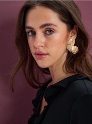 Kolczyki w kształcie motylków - złoty. Żółte kolczyki damskie Sinsay, złote. Za 12.99 zł.