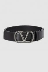 VALENTINO GARAVANI Czarny pasek męski ze skóry. Czarne paski męskie Valentino Garavani, bez wzorów, ze skóry. W wyprzedaży za 1,299.99 zł.