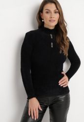 Czarny Puchaty Wełniany Sweter z Półgolfem i Biżuteryjnymi Guzikami Xeminta. Czarne swetry klasyczne damskie Born2be, z wełny, bez kołnierzyka. Za 59.99 zł.