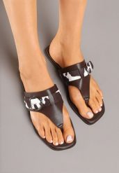 Brązowe Klapki z Ozdobną Klamerką i Wstawkami Animal Print Savicelle. Brązowe klapki damskie Renee, z aplikacjami, bez obcasa, na płaskiej podeszwie. W wyprzedaży za 45.49 zł.