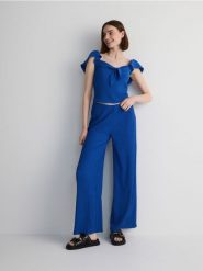 Luźne spodnie w prążek - niebieski. Niebieskie spodnie materiałowe damskie Reserved, bez wzorów, z dzianiny. W wyprzedaży za 49.99 zł.