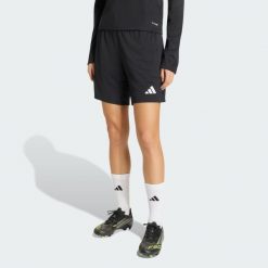 Szorty treningowe Entrada26. Białe szorty damskie Adidas, bez wzorów, sportowe. Za 104.85 zł.