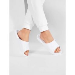 Japonki Nike Victori One, Kobiety. Białe klapki damskie Nike, bez wzorów, z gumy, bez obcasa. Za 255.00 zł.