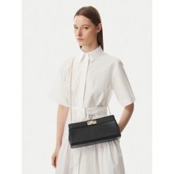 Torebka Tommy Hilfiger. Czarne torebki wieczorowe Tommy Hilfiger, bez wzorów, wizytowe, bez kołnierzyka, bez ramiączek. Za 529.99 zł.