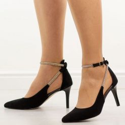 Czarne zamszowe skórzane Polskie szpilki damskie Prestige 2247. Czarne szpilki Prestige, bez wzorów, ze skóry, bez obcasa. Za 439.00 zł.