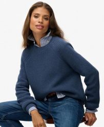 Superdry Luźny prążkowany sweter z bawełny. Niebieskie swetry męskie Superdry., uniwersalny, z aplikacjami, z bawełny, bez kołnierzyka. Za 280.80 zł.
