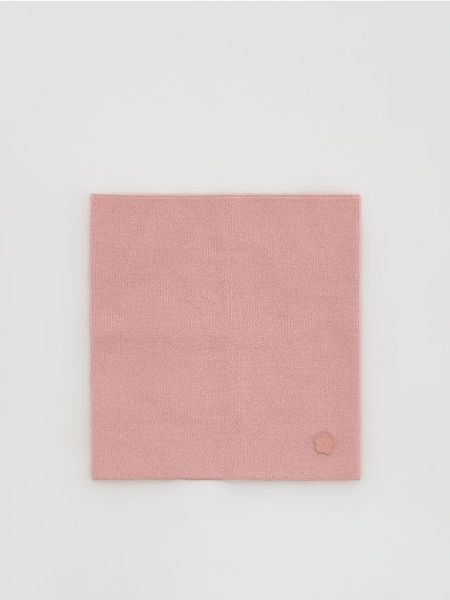 Dzianinowy komin z aplikacją - różowy. Czerwone szaliki dziecięce Reserved, z dzianiny, bez ramiączek. Za 35.99 zł.