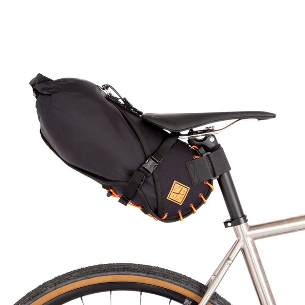 Torba rowerowa Saddle Bag 8L Orange RESTRAP. Brązowe torebki klasyczne damskie RESTRAP, bez wzorów, bez dodatków. W wyprzedaży za 574.50 zł.