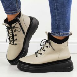 Beżowe skórzane botki damskie na platformie T.Sokolski Z24-217. Brązowe botki damskie Sokolski, na jesień, z jeansu, eleganckie, z okrągłym noskiem, bez obcasa, na platformie, bez zapięcia. Za 289.00 zł.