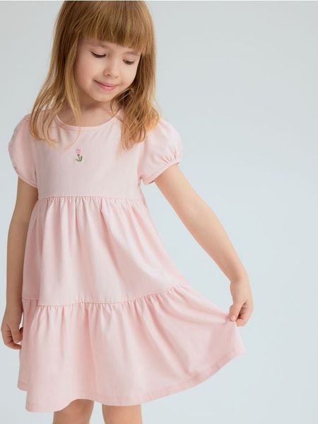 Bawełniana sukienka z haftem - pastelowy róż. Czerwone sukienki dziewczęce Reserved, bez wzorów, z bawełny, bez ramiączek. Za 39.99 zł.