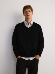 Bawełniany sweter oversize - czarny. Czarne swetry męskie Reserved, l, bez wzorów, z bawełny, bez kołnierzyka. W wyprzedaży za 69.99 zł.