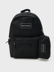 Plecak z kieszenią na laptopa i piórnikiem - czarny. Czarne plecaki damskie Sinsay, bez wzorów. W wyprzedaży za 17.99 zł.