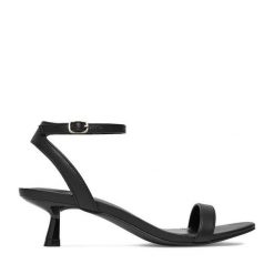 Sandały JENNY. Czarne sandały damskie Jenny, bez wzorów, bez obcasa, na szpilce. Za 119.99 zł.