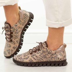 Złote skórzane Polskie półbuty damskie Aga 2372. Żółte półbuty damskie AGA, bez wzorów, z jeansu, biznesowe, z okrągłym noskiem, bez obcasa. Za 469.00 zł.