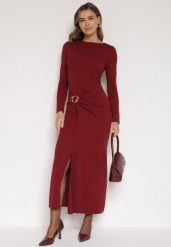 Bordowa Sukienka Koktajlowa z Aplikacją z Marszczeniem na Biodrach Rariana. Czerwone sukienki damskie Born2be, na imprezę, l, z aplikacjami, eleganckie, bez kołnierzyka, bez ramiączek, maxi. Za 129.99 zł.