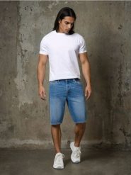 Szorty jeansowe z efektem sprania - niebieski. Niebieskie szorty męskie Sinsay, bez wzorów, z jeansu. Za 39.99 zł.