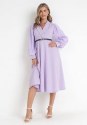 Fioletowa Sukienka Rozkloszowana z Paskiem Aidyn. Fioletowe sukienki damskie Born2be, na imprezę, bez wzorów, eleganckie, bez kołnierzyka, bez ramiączek, midi, kopertowe. W wyprzedaży za 111.99 zł.