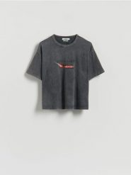 T-shirt z nadrukiem - ciemnoszary. Szare t-shirty damskie Reserved, l, bez wzorów, z bawełny, bez kołnierzyka. Za 59.99 zł.