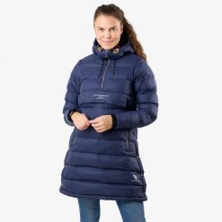 Kurtka damska do wędrówek Östersund Anorak Long wodoodporna wiatroszczelna. Niebieskie kurtki damskie SWEDEMOUNT, bez wzorów, z puchu, bez kaptura. Za 899.99 zł.