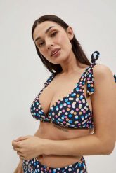 Góra od bikini w groszki granatowa. Bikini damskie MOODO, bez wzorów. W wyprzedaży za 27.99 zł.