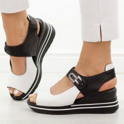 Białe skórzane sandały damskie na koturnie M.Daszyński 25144-1. Białe sandały damskie M.Daszyński, bez wzorów, ze skóry, bez obcasa, na koturnie. Za 219.00 zł.