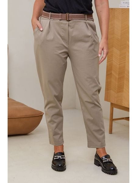 Curvy Lady Spodnie w kolorze beżowym rozmiar: 44/46. Brązowe spodnie materiałowe damskie Curvy Lady, bez wzorów, z bawełny, klasyczne, z standardowym stanem. Za 131.74 zł.