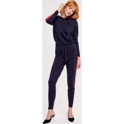 2-częściowy zestaw w kolorze granatowo-czerownym - bluza, spodnie. Czerwone bluzy z kapturem damskie ZOCHA, s. W wyprzedaży za 359.95 zł.