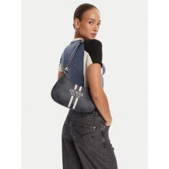 Torebka Guess. Czarne torebki klasyczne damskie Guess, z aplikacjami, bez dodatków. Za 589.99 zł.