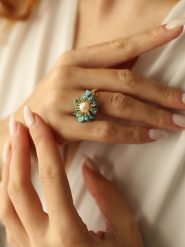 Pierres delicates Pozłacany pierścionek z perłą i turkusami rozmiar: onesize. Białe pierścionki damskie Pierres delicates, z perłą, pozłacane. Za 119.12 zł.