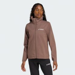 Kurtka przeciwdeszczowa Multi Essentials 2L. Brązowe kurtki damskie Adidas, l, bez kaptura, climaproof (adidas). W wyprzedaży za 307.55 zł.