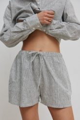 Krótkie spodenki z lnu i bawełny w paski BLACK & WHITE - BARRO. Białe szorty damskie Marsala, bez wzorów, z bawełny. W wyprzedaży za 75.96 zł.