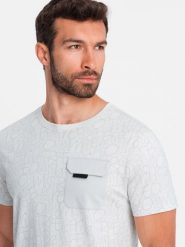 Bawełniany męski t-shirt z literowym printem i kieszonką – biało-szary V3 OM-TSFP-0188 - XXL. Szare t-shirty męskie Ombre Clothing, l, bez wzorów, z bawełny, bez kołnierzyka. W wyprzedaży za 29.99 zł.