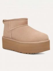 UGG Botki "Classic Ultra Mini Platform" w kolorze beżowym rozmiar: 39. Brązowe botki damskie Ugg, z wełny, bez obcasa, na platformie, bez zapięcia. Za 704.47 zł.